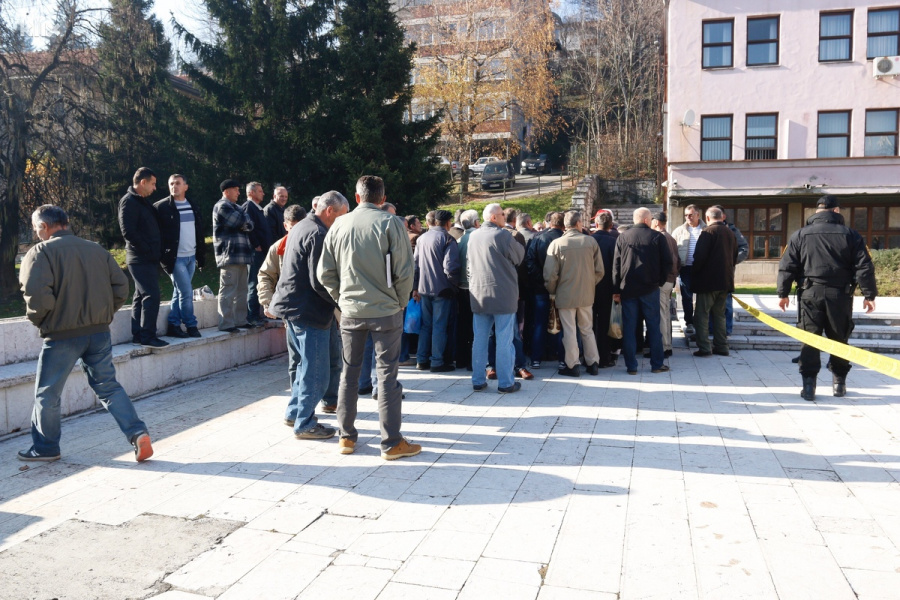 Radnici Krivaje pred zgradom Vlade FBiH u Sarajevu