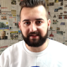 Nakon obavljenog pretresa u njegovoj  porodičnoj kući, Hadžić je 3. jula 2026. godine lišen slobode.